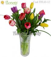 Más información de  12 tulipanes en florero de vidrio