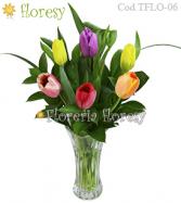 Más información de 6 tulipanes en florero